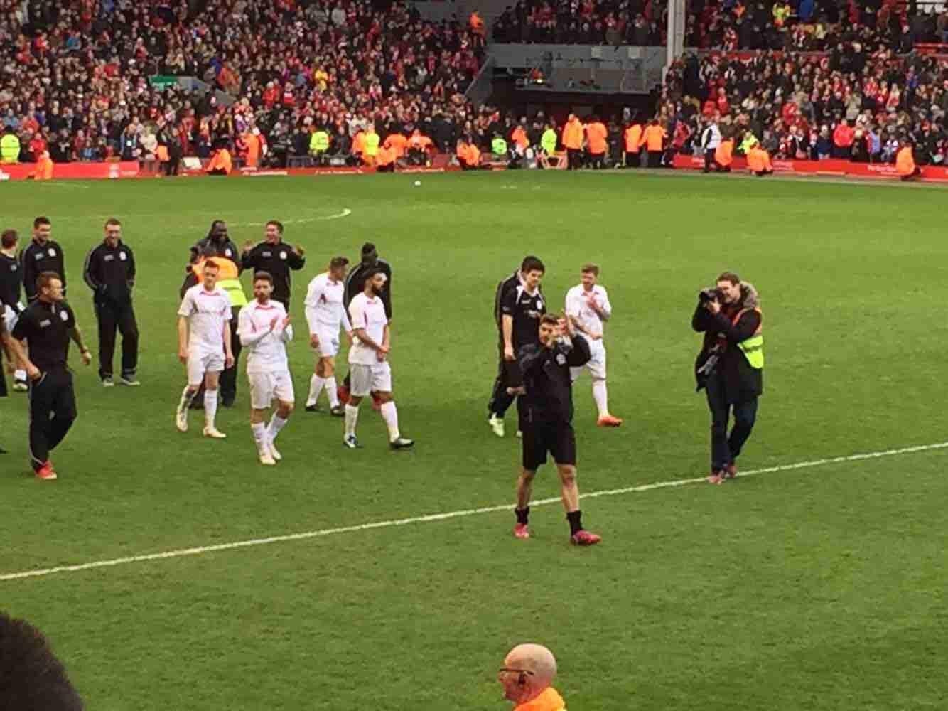 湖人浓眉哥篮下统治球队获胜（浓眉统治内线助湖人取胜）