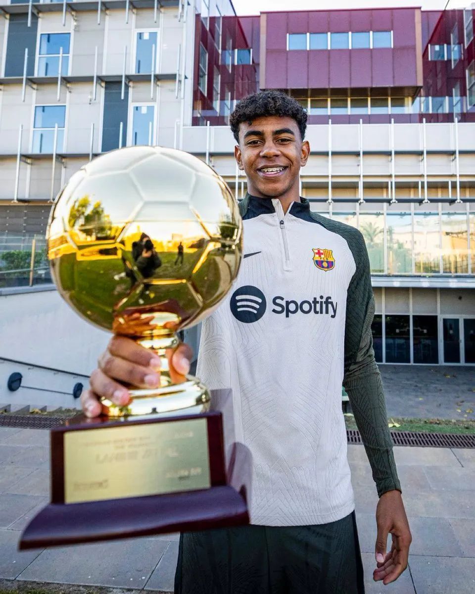 王曼昱3-8逆转后再轰11-2，梁靖崑痛失好局吞首败，国乒8-2法国（王曼昱3-8翻盘再轰11-2，梁靖崑好局不保遭首败，国乒8-2力克法国）