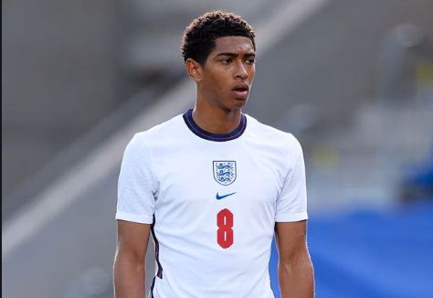 跟队：麦迪逊赛后拄拐穿过混合采访区，神情十分沮丧（随队报道：麦迪逊赛后拄拐经过混采区，神情低落）