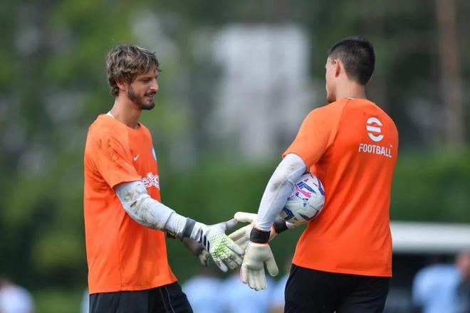 聊了什么？阿隆索欧冠赛后与弗林蓬进行了14分钟秘密会谈（欧冠赛后，阿隆索与弗林蓬秘密会谈14分钟：谈了些什么？）