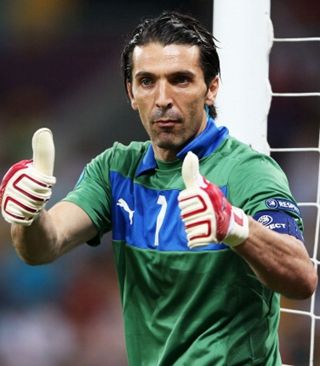 感受土超的气氛，埃德森在伊斯坦布尔德比中遭球迷投掷塑料杯（土超氛围拉满：伊斯坦布尔德比中埃德森遭球迷掷塑料杯）