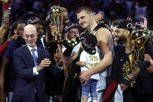 阿莫林更衣室怒骂曼联球员，直言愤怒又失望！基恩炮轰红魔如小学生（阿莫林更衣室痛斥曼联将士：又怒又失望，基恩批红魔稚嫩如小学生）