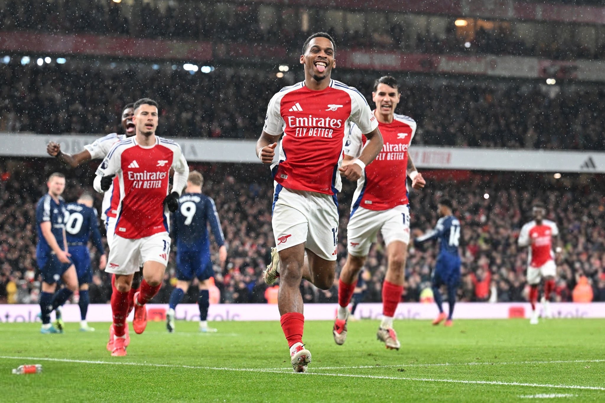 官方：26岁的前比利时国脚、国米旧将范赫斯登退役（官方消息：26岁比利时前国脚、国米旧将范赫斯登宣布退役）