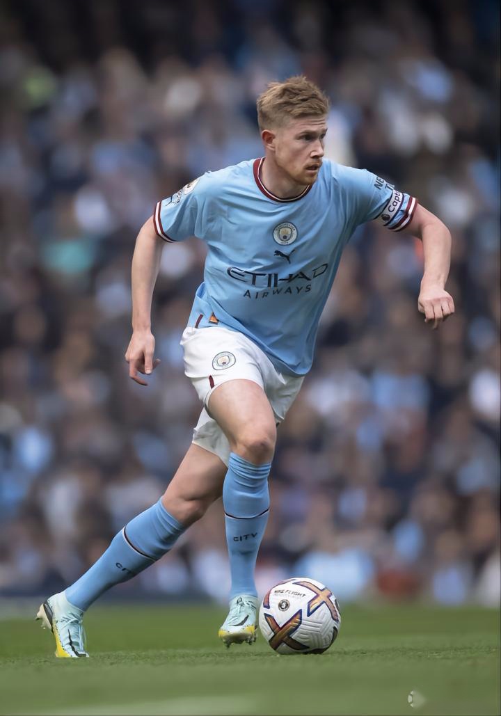 基米希穿充气南瓜装庆祝万圣节，德国队友劳姆赞其为“超模”（基米希穿充气南瓜服庆祝万圣节，德国队友劳姆直呼像超模）